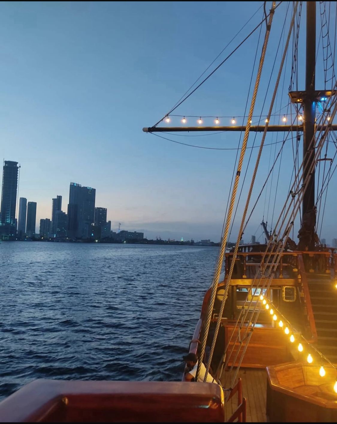 Barco pirata con luces frente a la ciudad