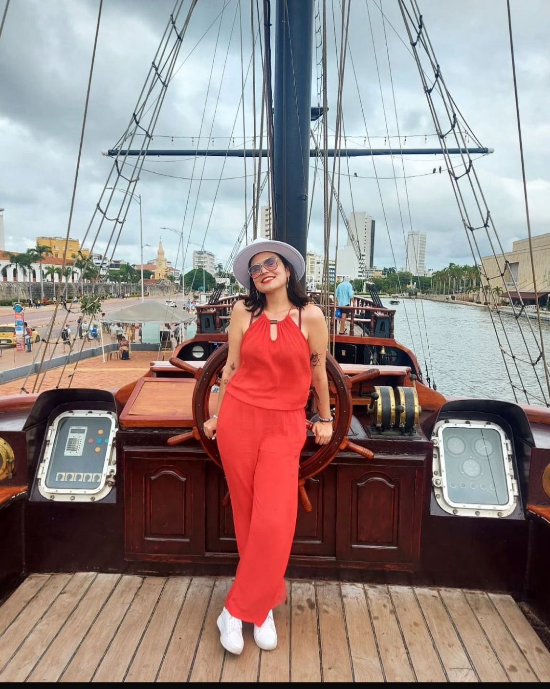 Pasajera posando en la cubierta del barco pirata