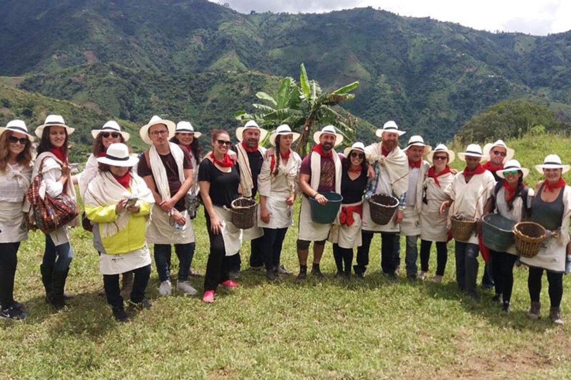 Grupo con vestimenta tradicional cafetera