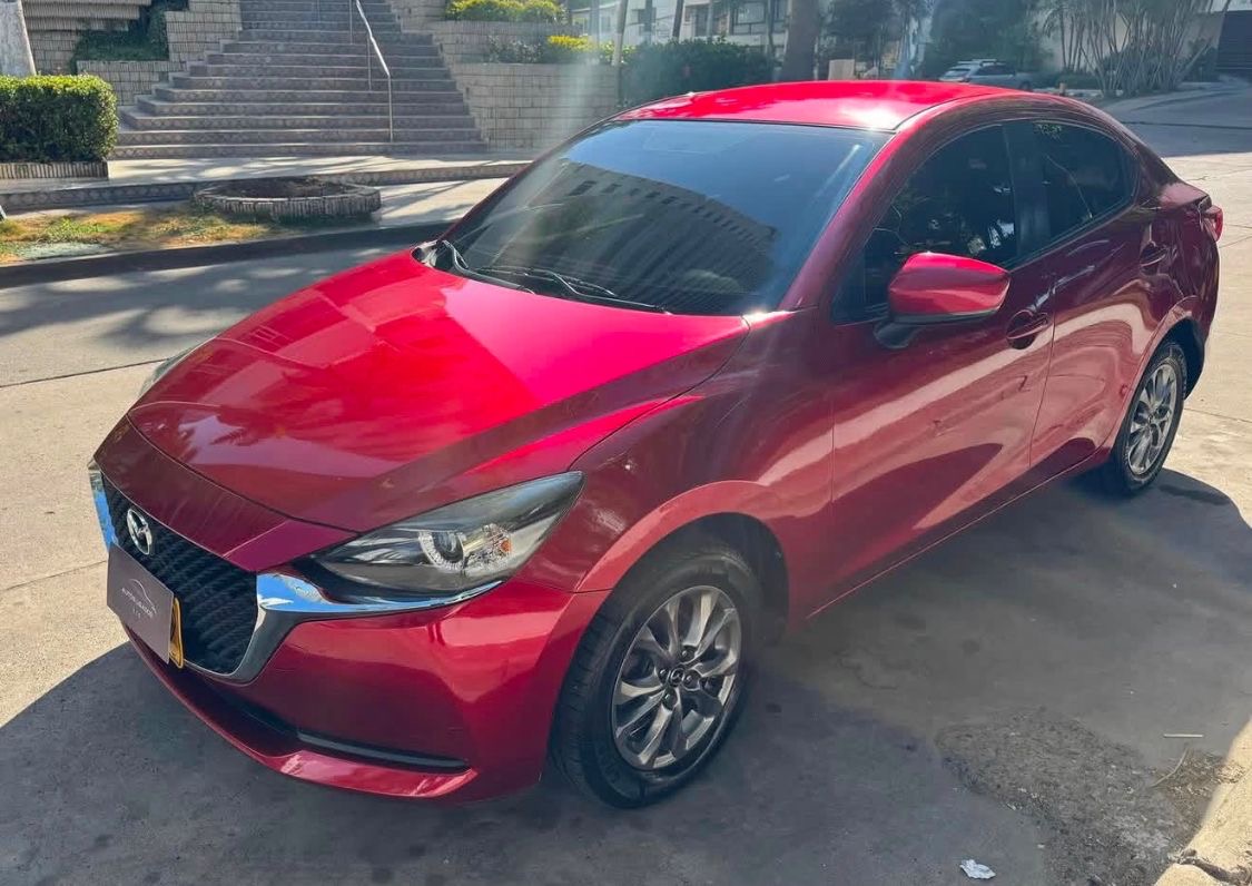 Mazda 2 Sedán rojo trasera lateral