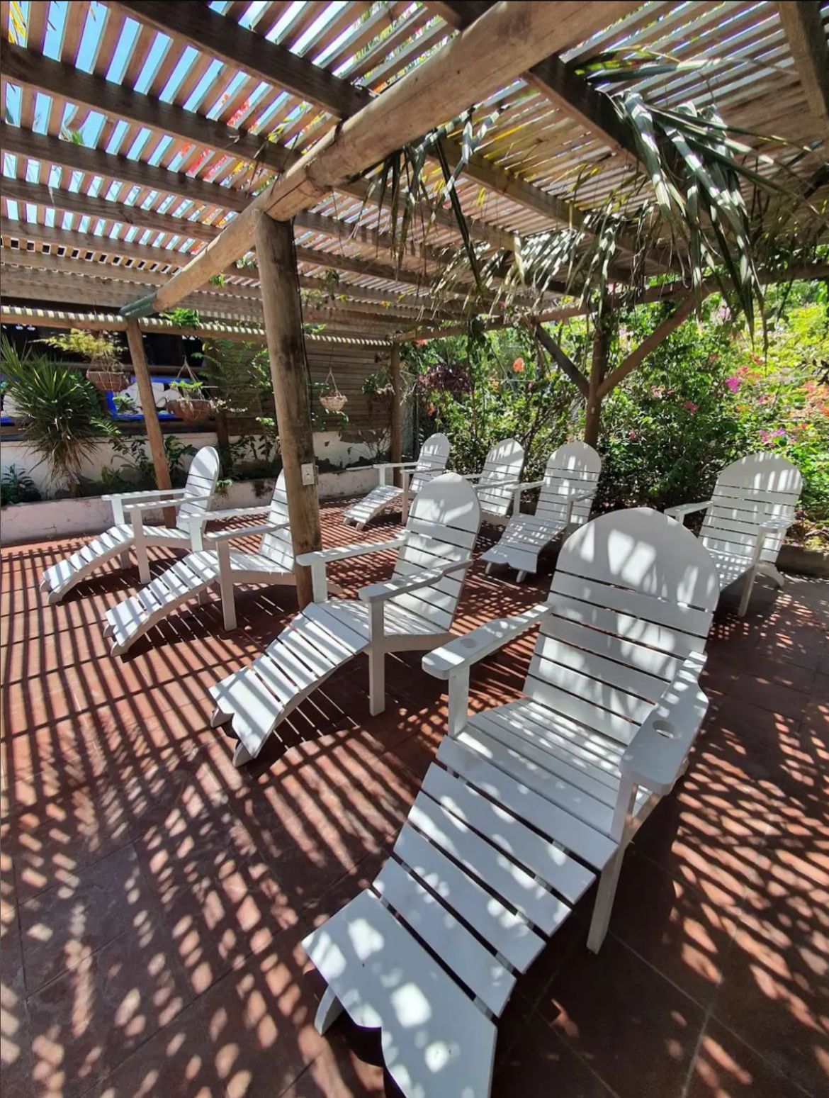 Asoleadoras blancas bajo pérgola