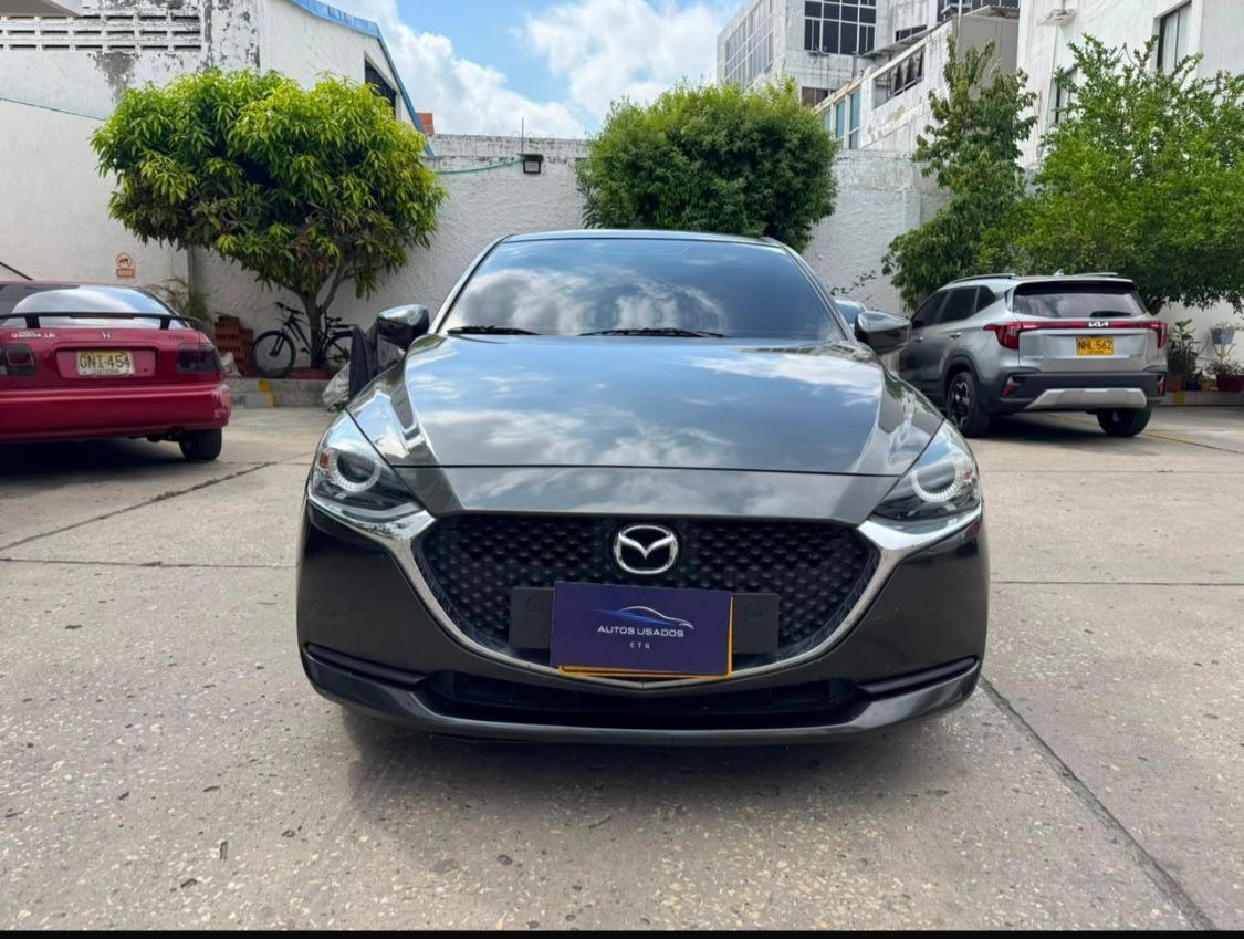 Mazda 2 Sedán gris vista frontal