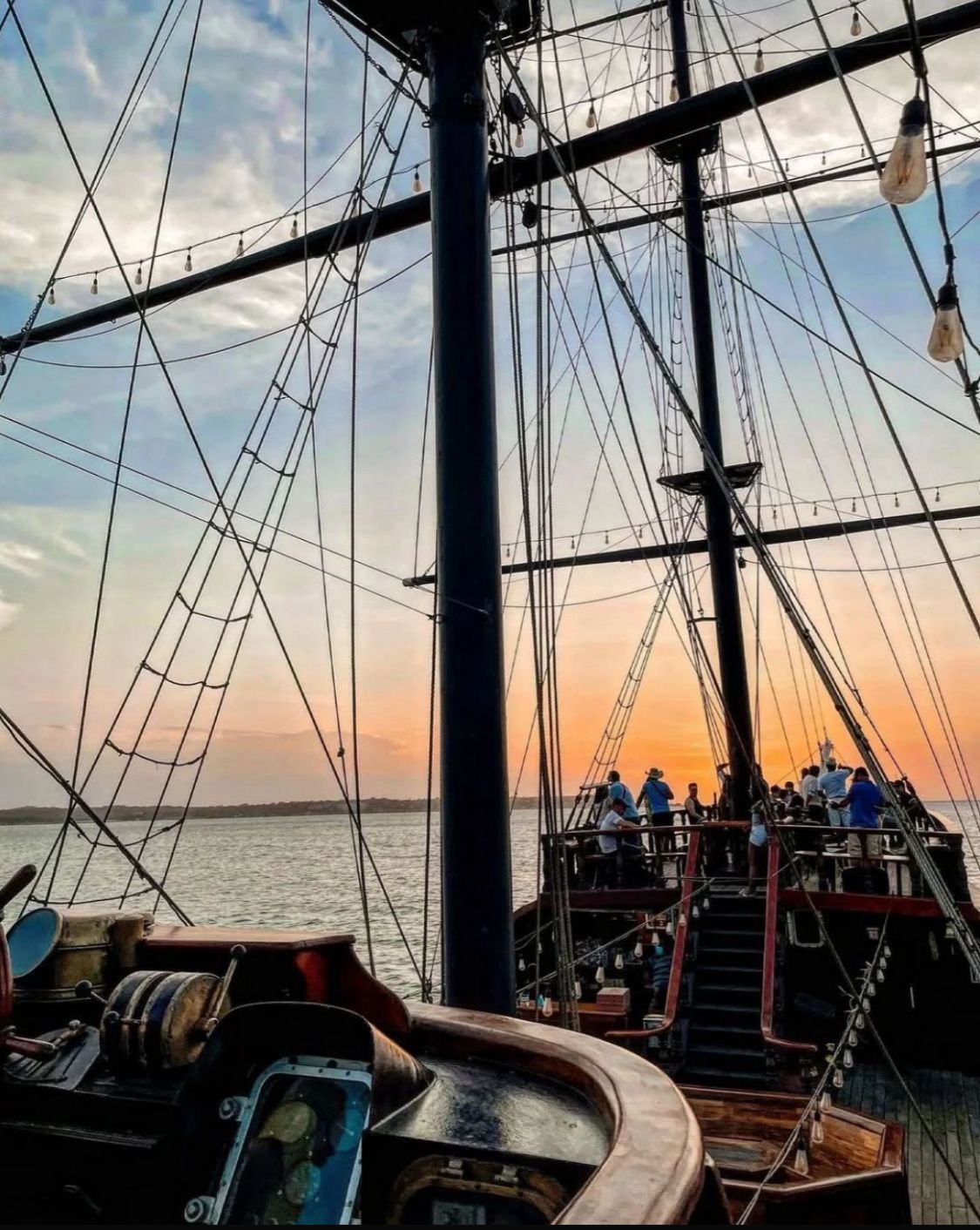Velas del barco pirata al atardecer