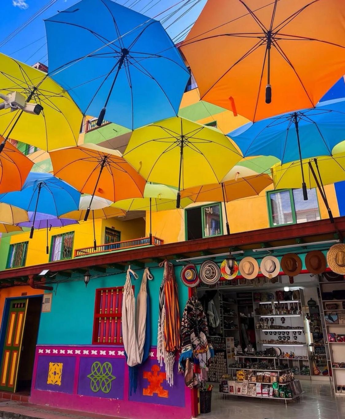 Sombrillas y zócalos de Guatapé
