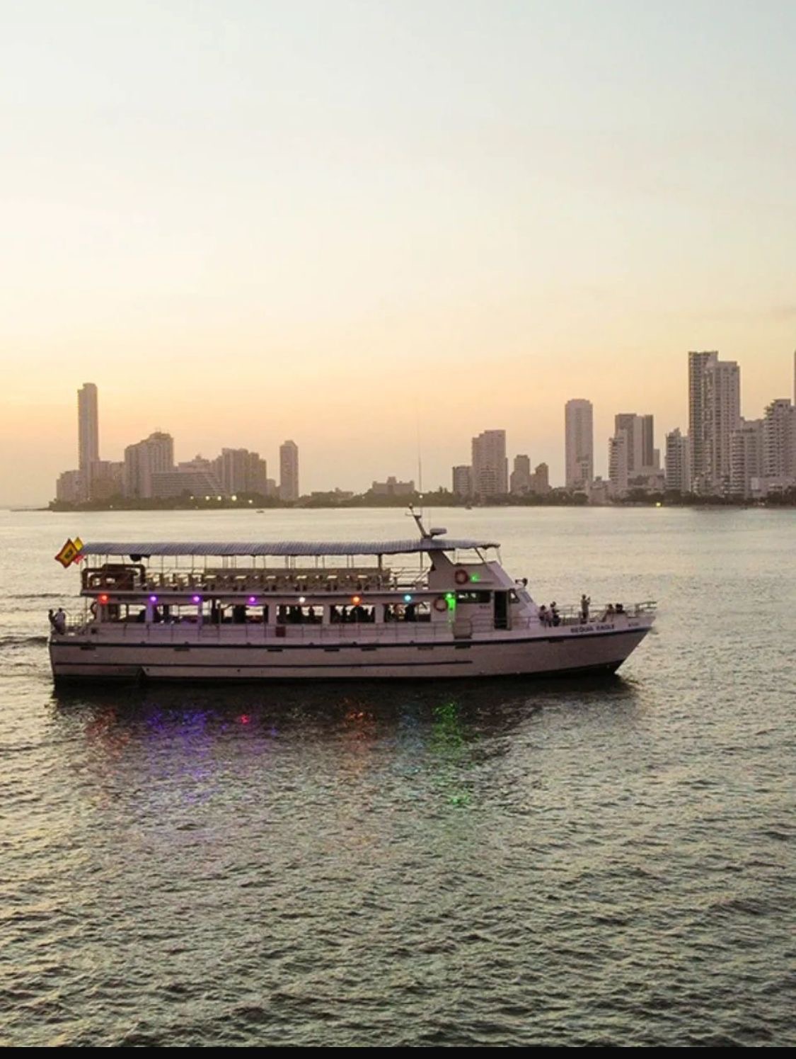 Bequia Eagle al atardecer frente al skyline de Cartagena
