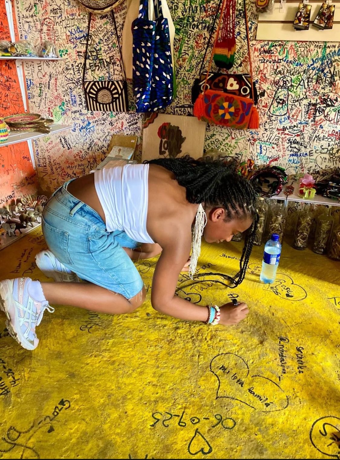 Firmando el piso amarillo en la tienda de artesanías