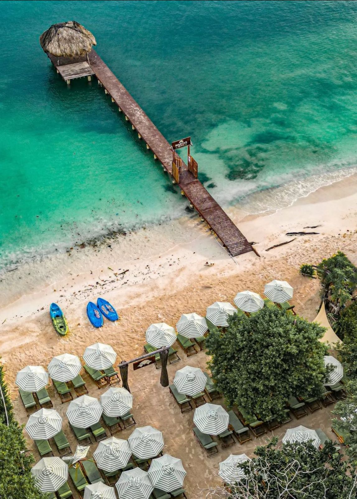 Vista aérea del muelle y playa de Mantas Beach