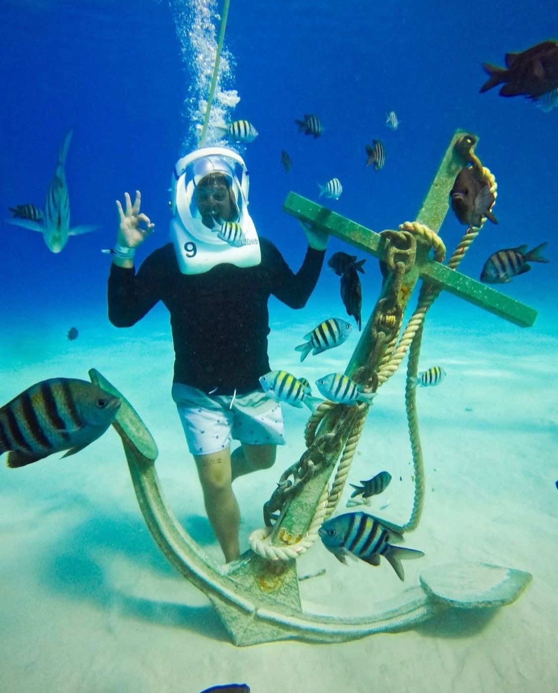 Turista posando junto a un ancla submarina en San Andrés