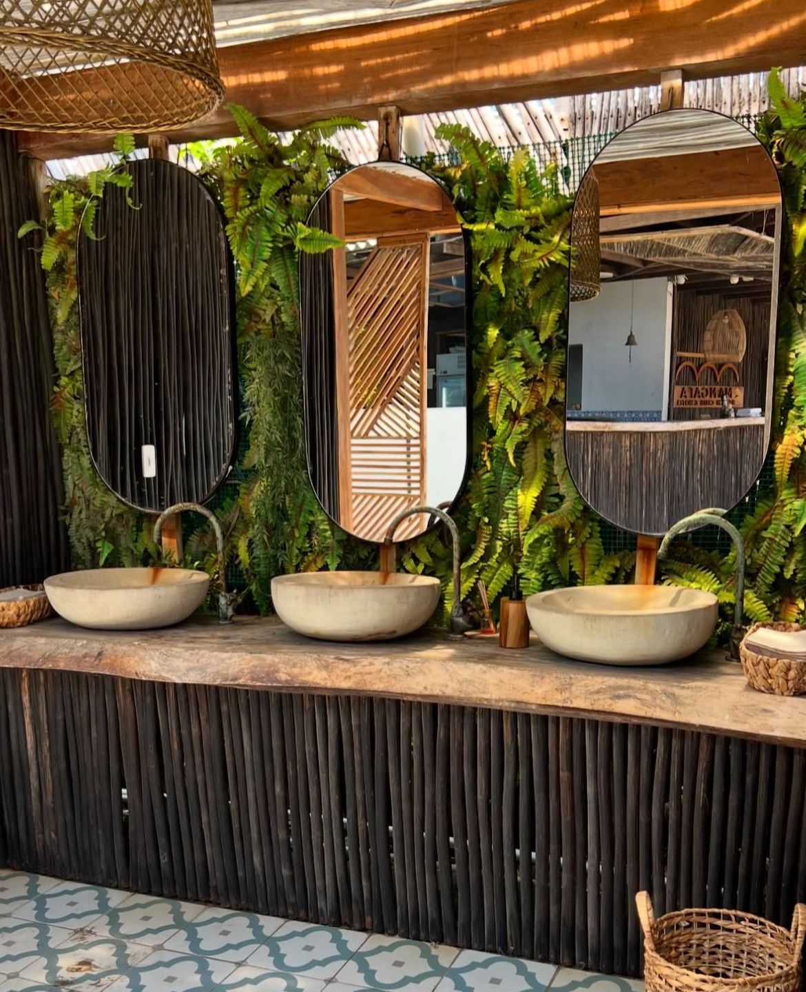 Baños con plantas y bambú