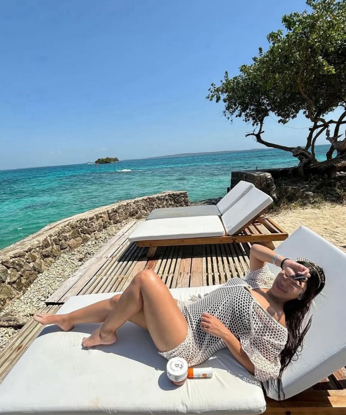 Isla Pirata Estándar - cama balinesa frente al mar turquesa