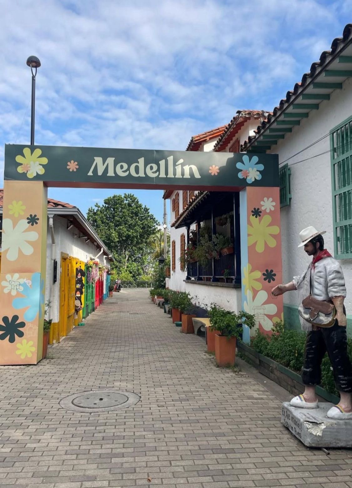 Entrada colorida en Medellín