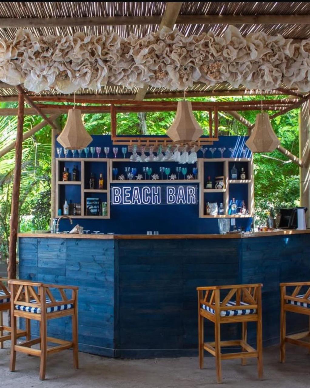 Beach Bar de Rosario Beach con letrero neón