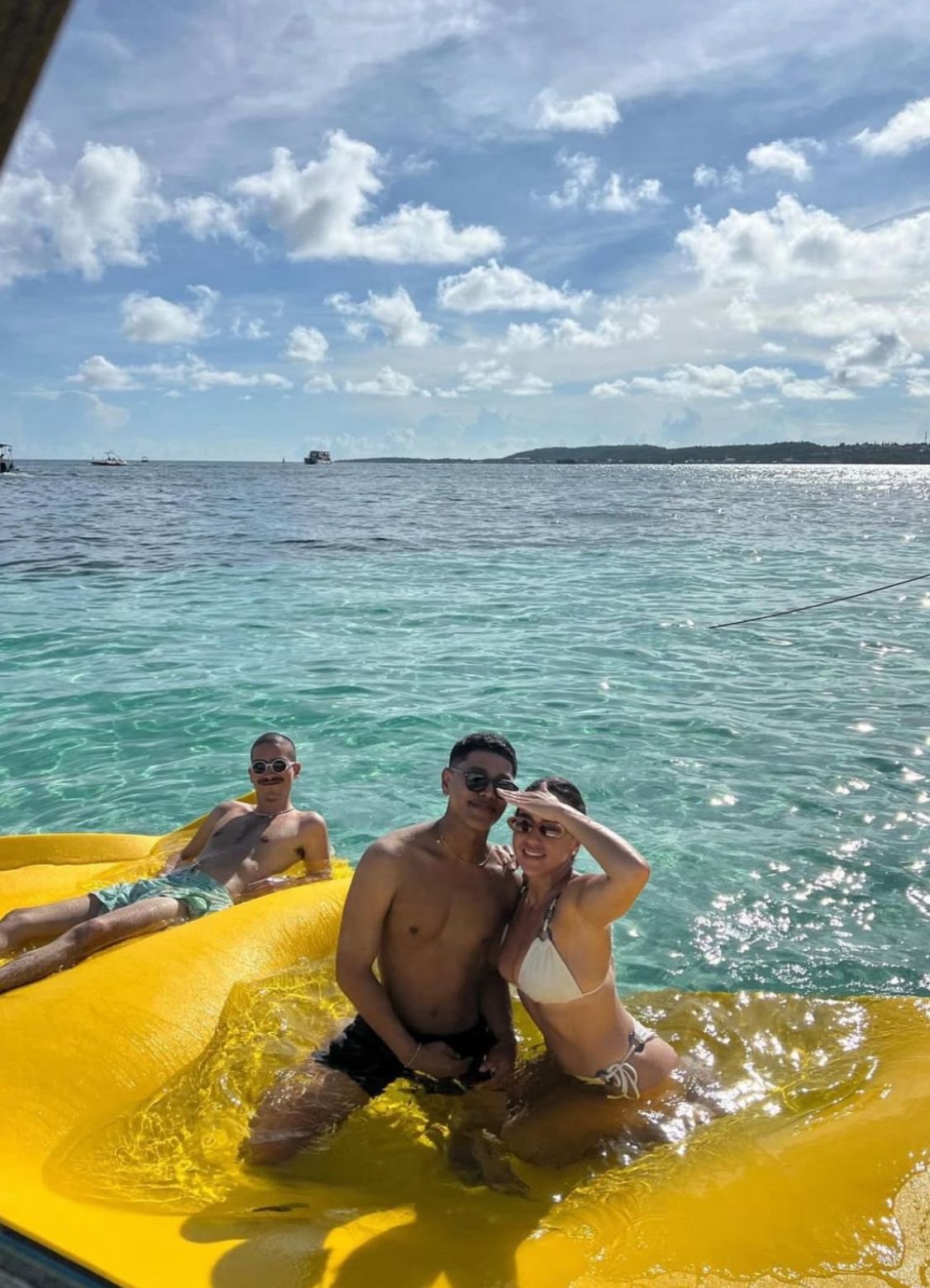 Colchoneta flotante en aguas cristalinas de San Andrés