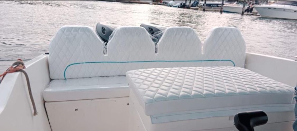 Cojinería en cuero blanco del Bote Magia