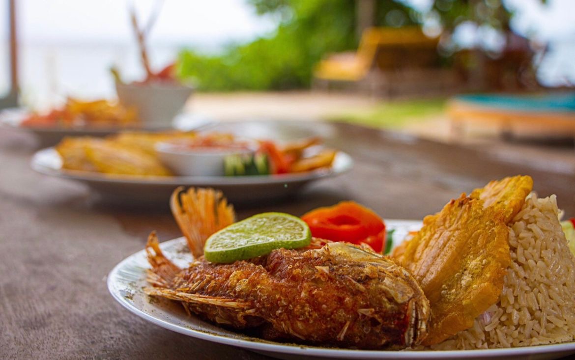 Almuerzo típico de pescado frito