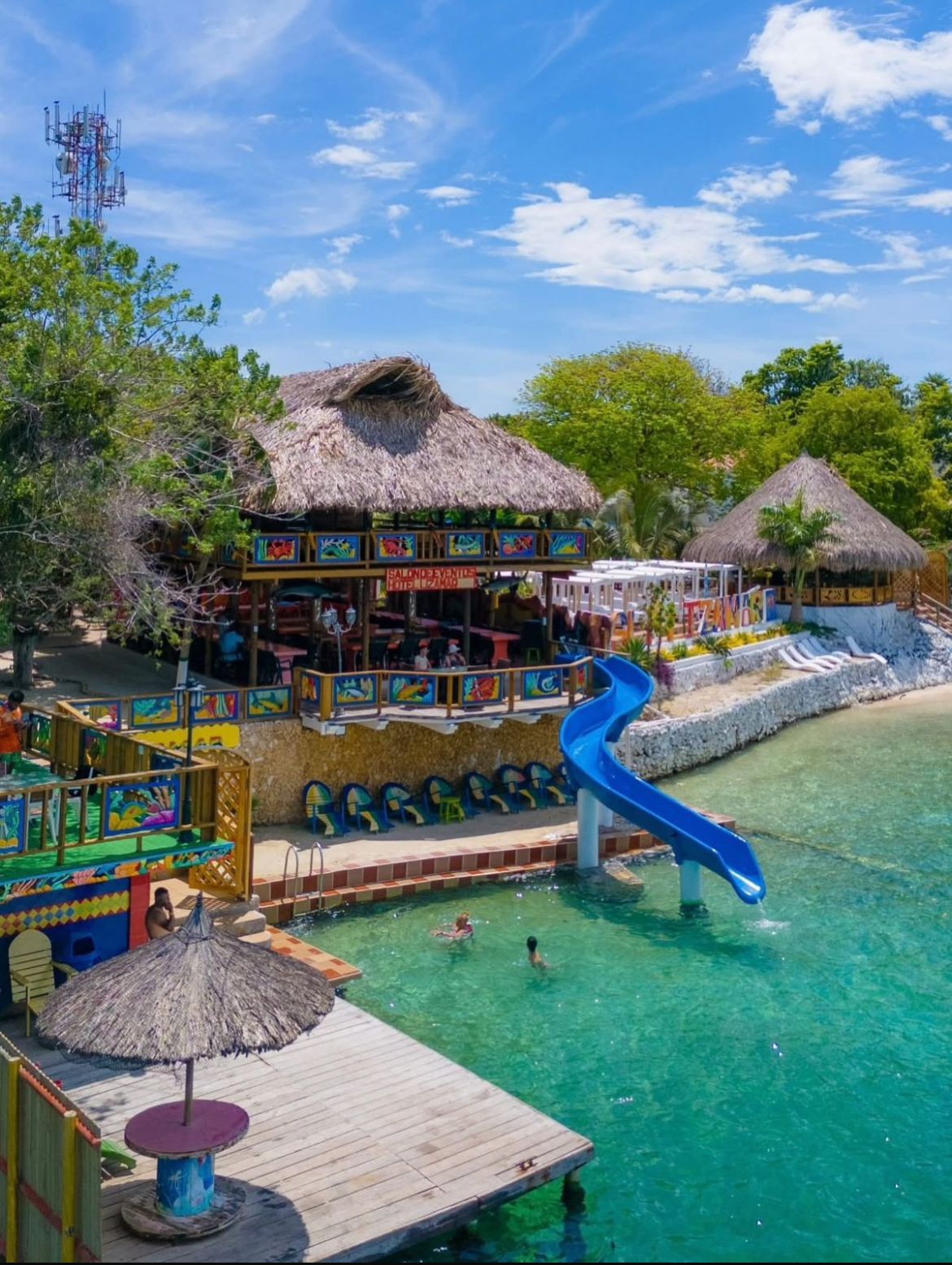 Vista aérea de Isla Lizamar con piscina y tobogán