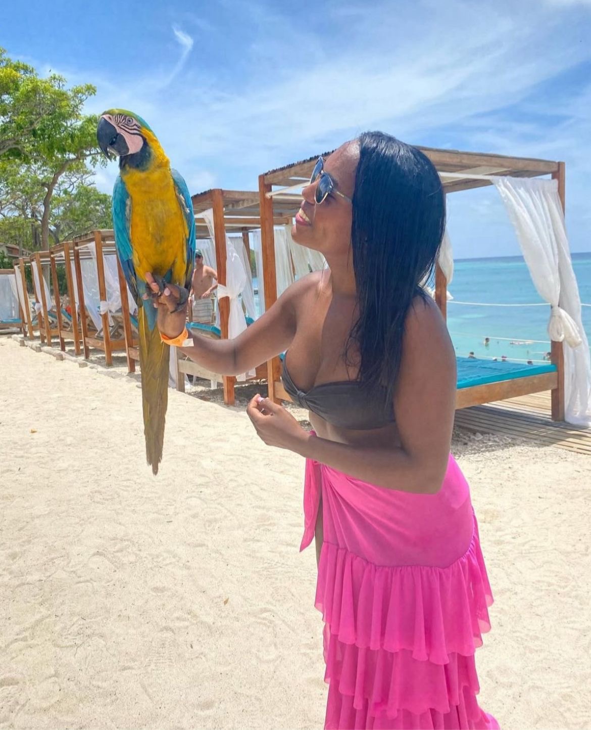 Guacamaya y camas balinesas