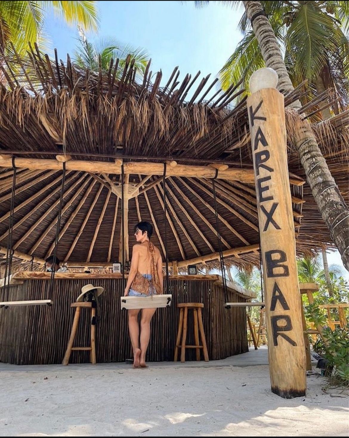 Karex Bar de Éteka con techo en palma