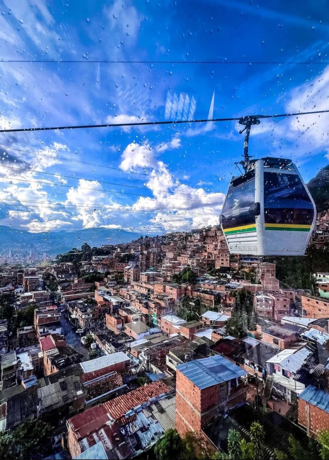 Metrocable de Medellín sobrevolando la ciudad