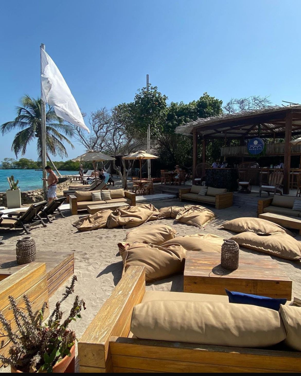 Bean bags y lounge frente al mar