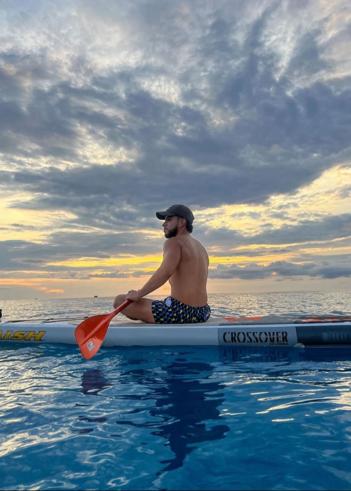 Paddle surfista al atardecer sobre aguas cristalinas de San Andrés