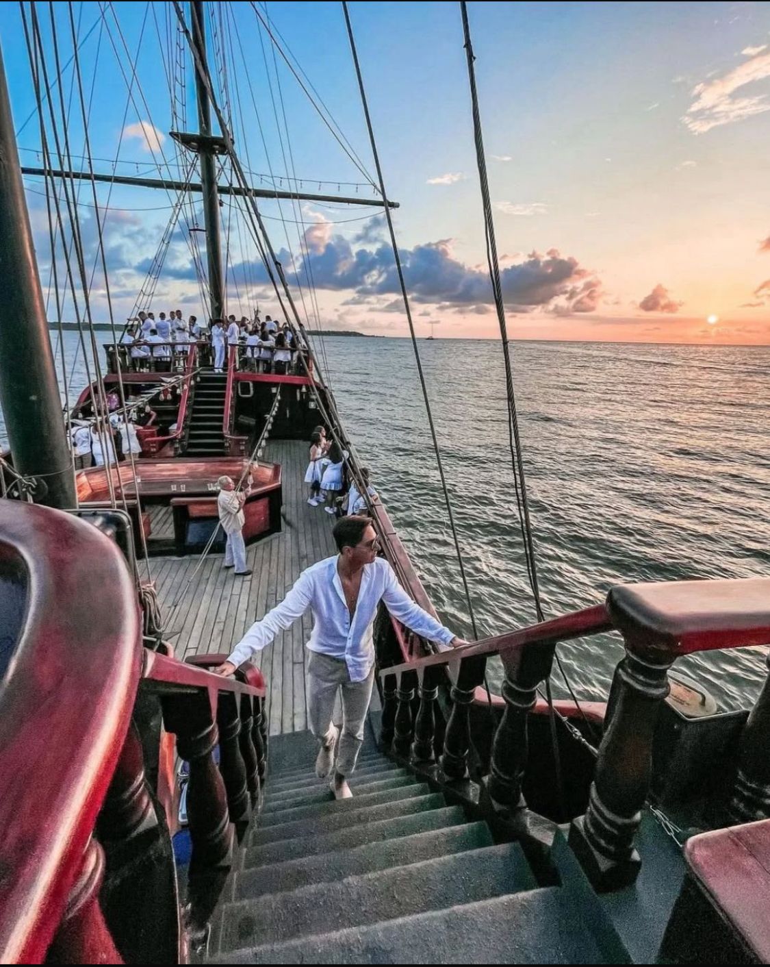 Cubierta del barco pirata con vista al atardecer
