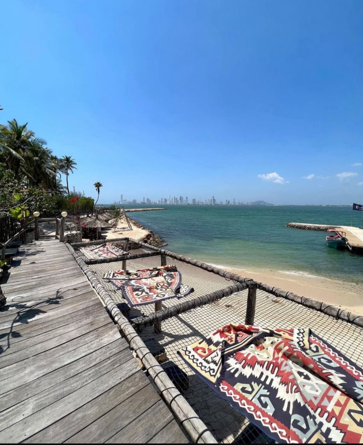 Deck con camas de red frente al mar