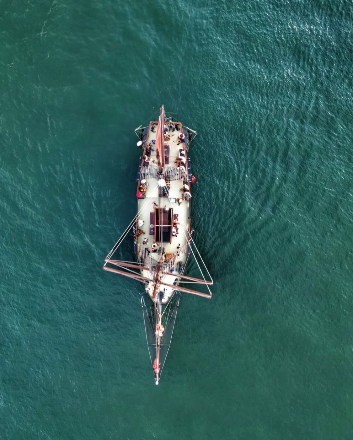 Vista aérea del barco pirata en el mar Caribe