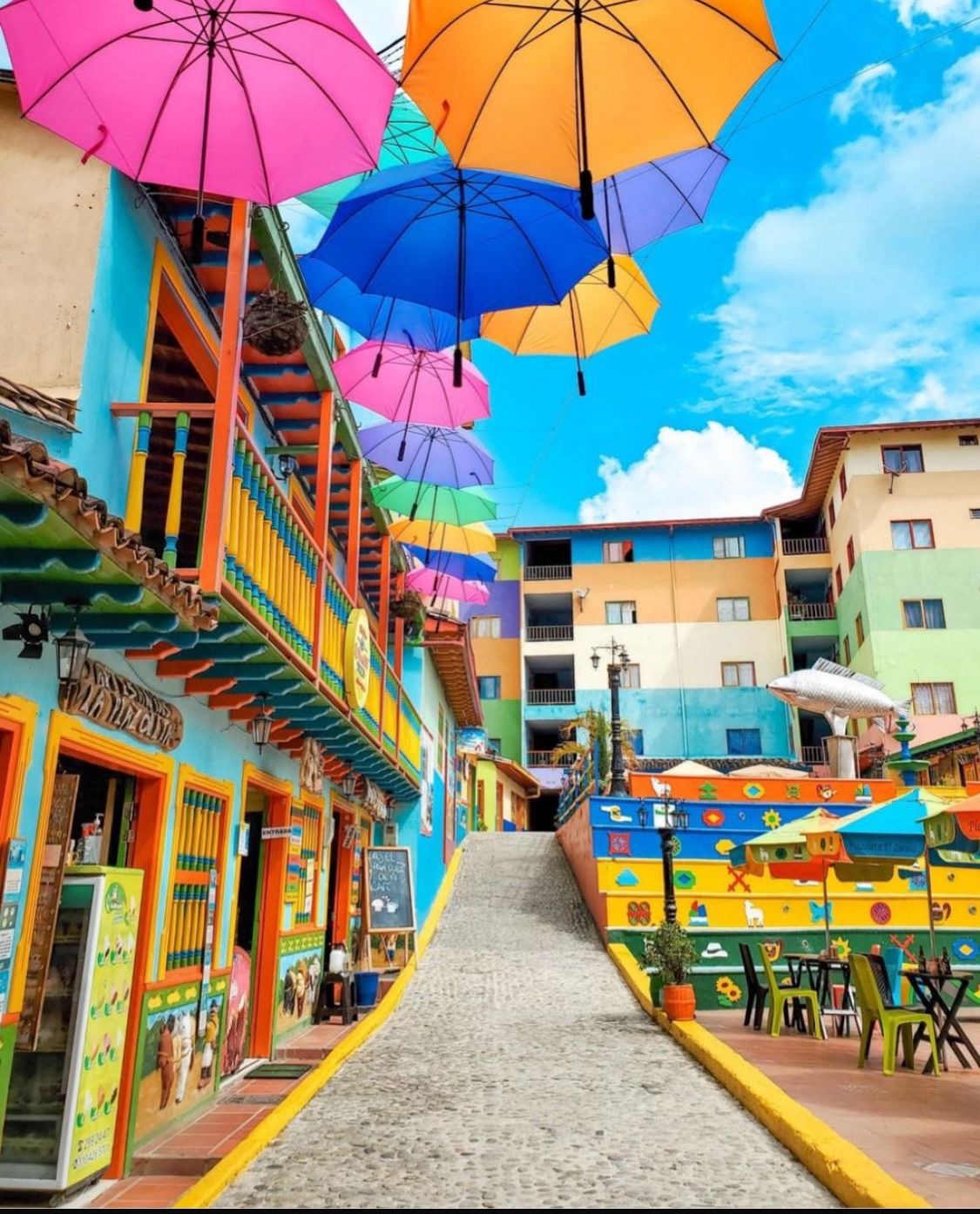 Calle de sombrillas de colores en Guatapé