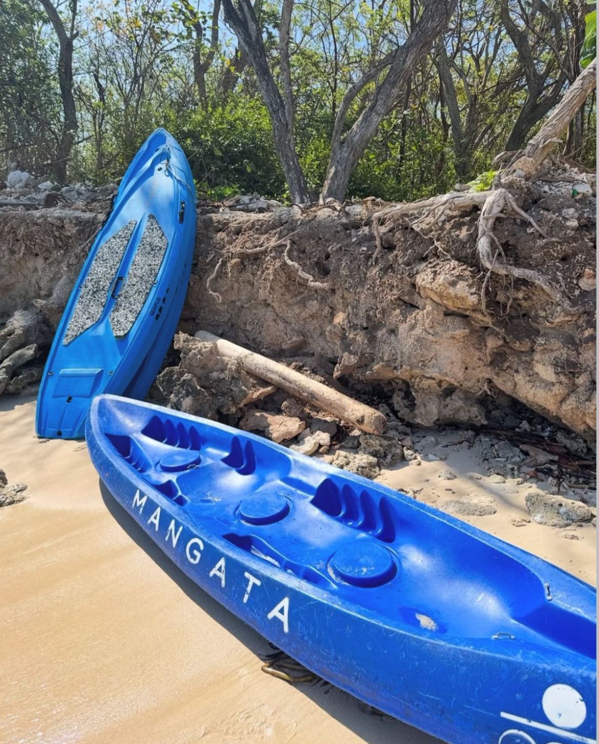 Kayaks Mangata en la playa