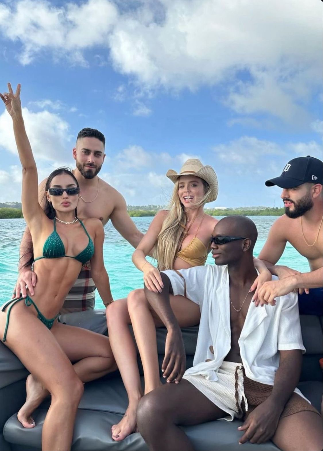 Grupo posando a bordo del pontón