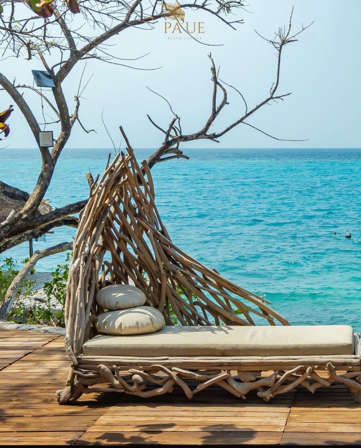 Cama de driftwood frente al mar turquesa