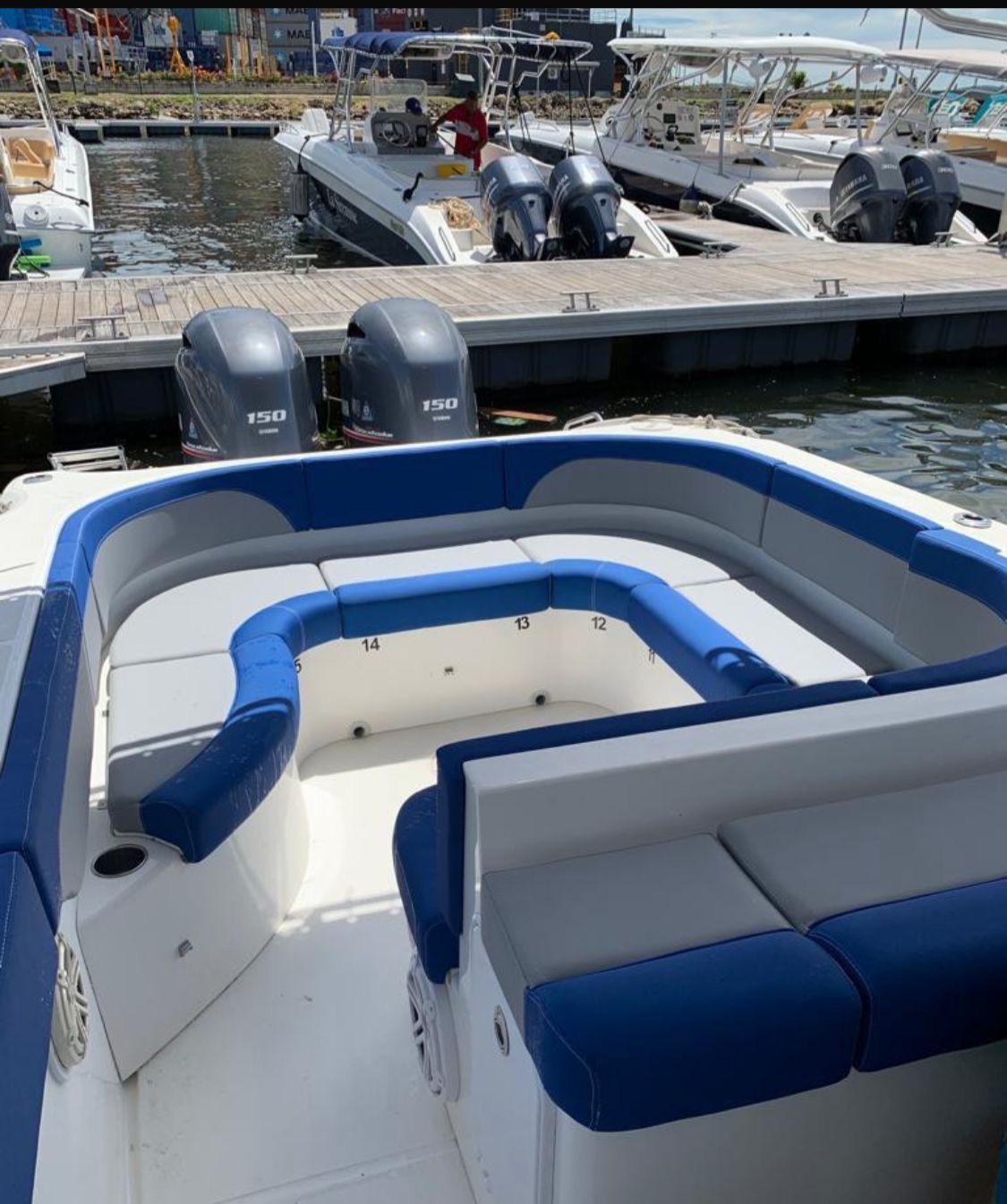 Popa del Fenicia XVI con doble motor Yamaha 300 HP