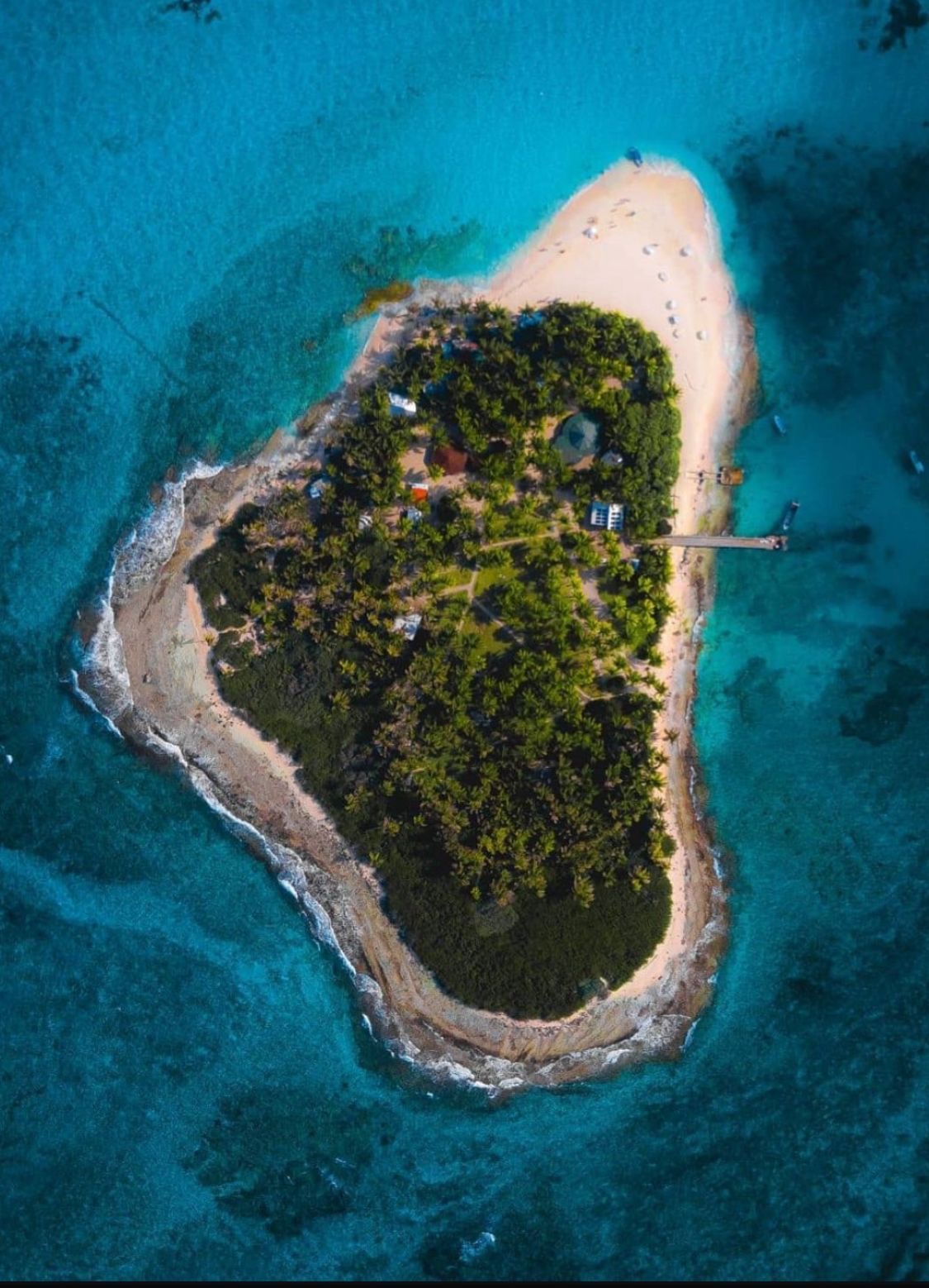 Vista aérea del islote Jhony Cay rodeado de aguas turquesa