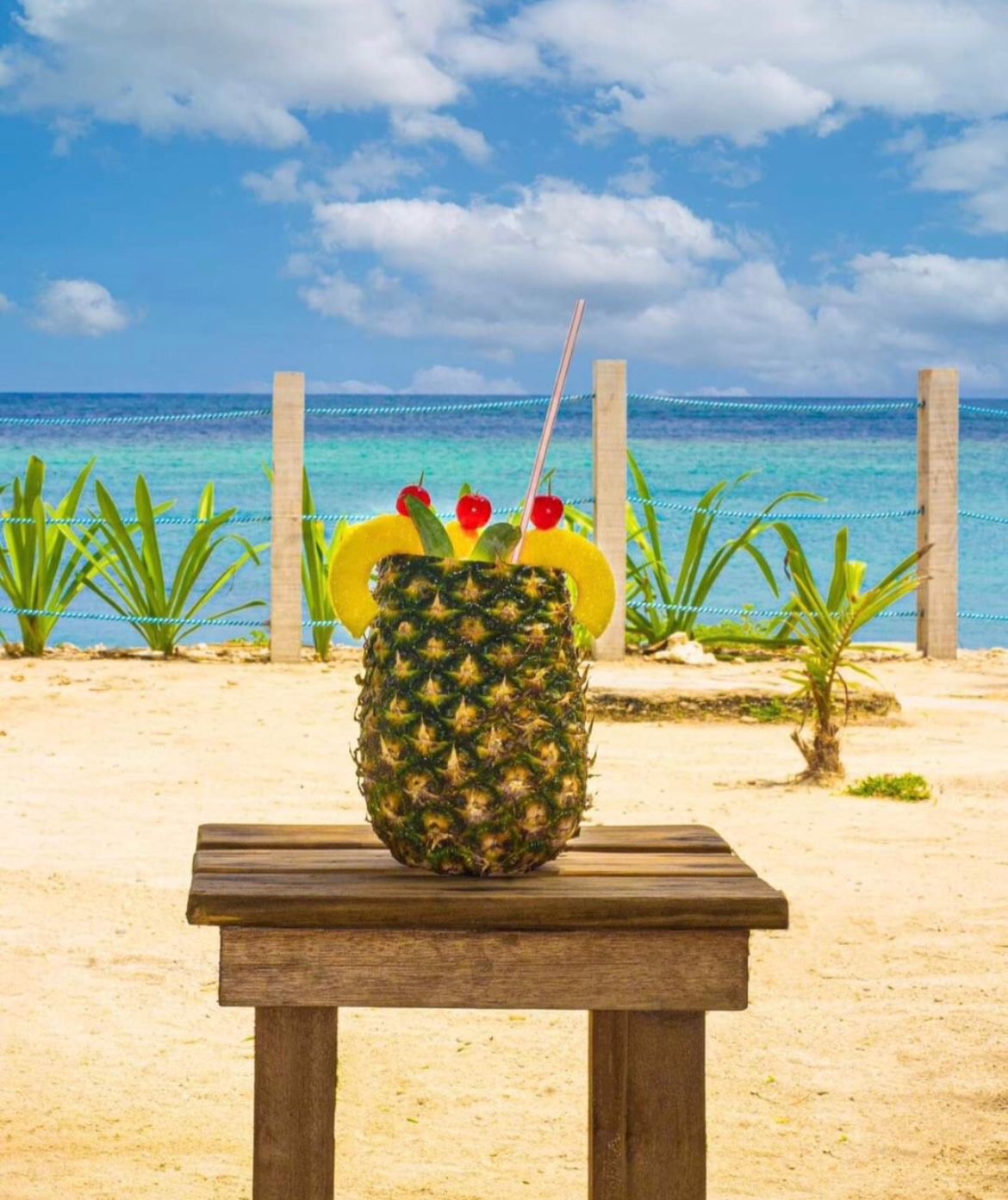 Coctel servido en piña