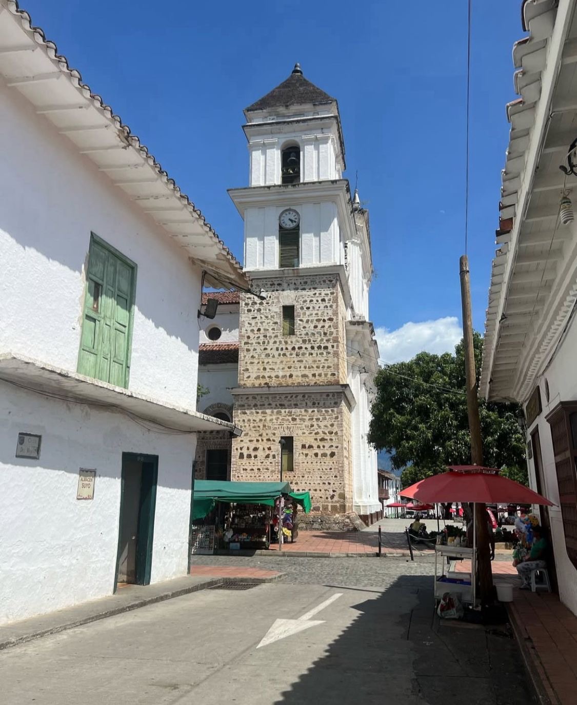 Torre de iglesia colonial en Santa Fe