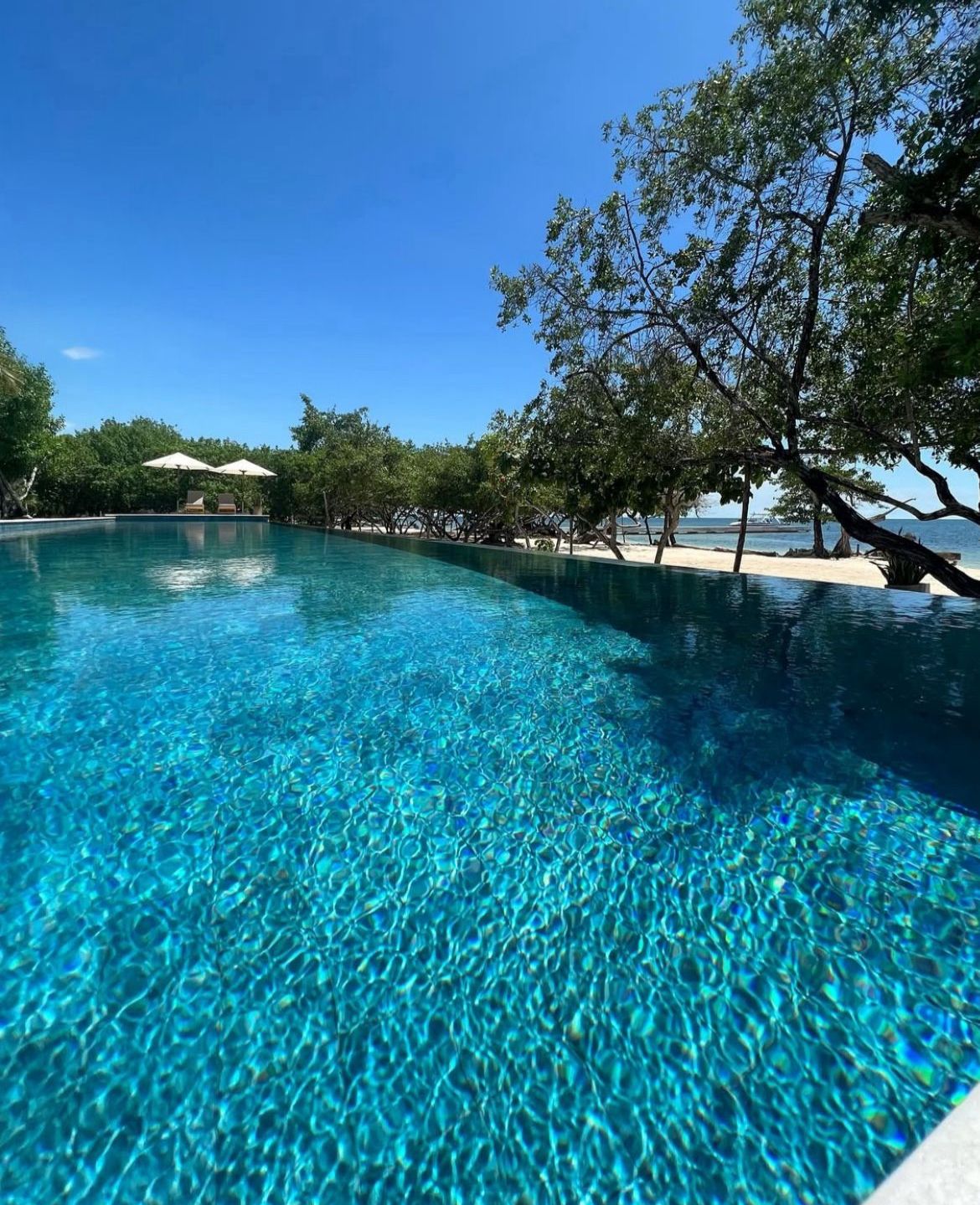 Piscina infinita de Sabai frente al mar