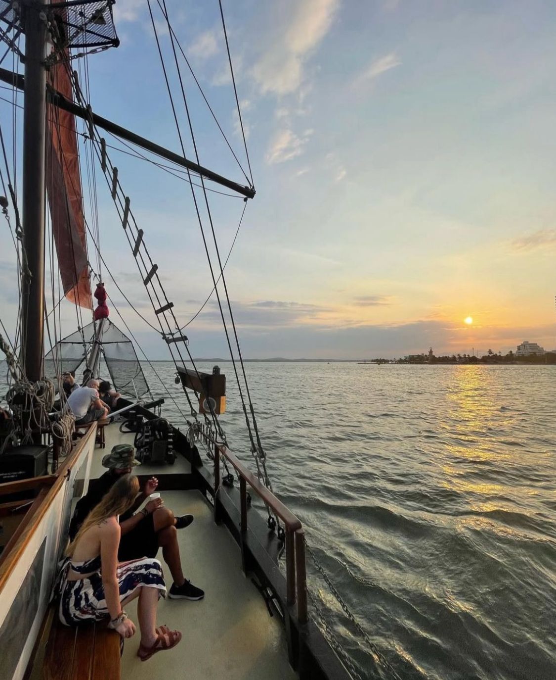 Atardecer desde el barco pirata en la Bahía