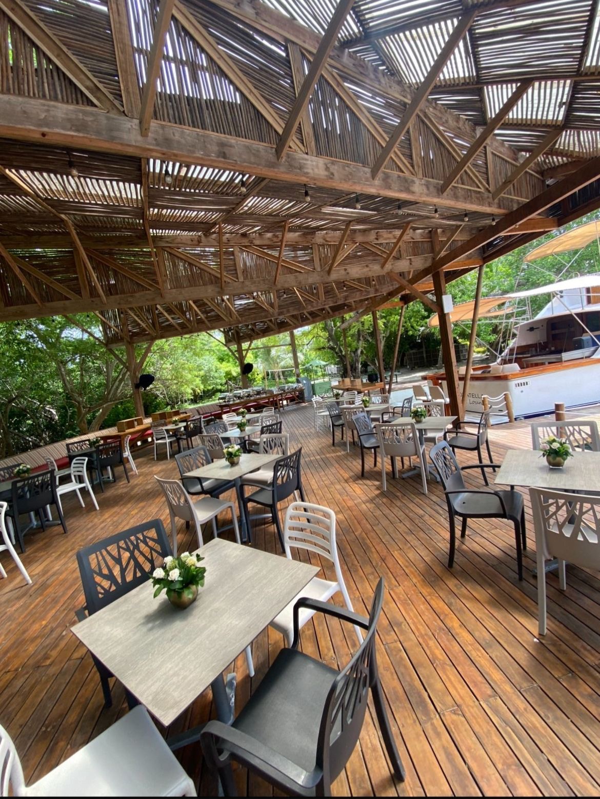 Restaurante techo de bambú