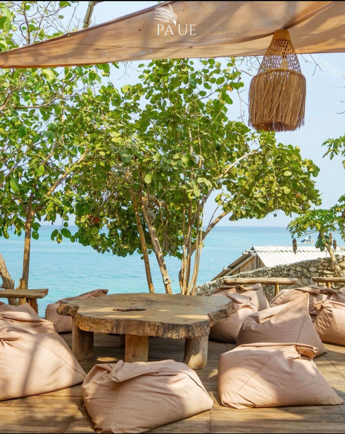Lounge con bean bags frente al mar