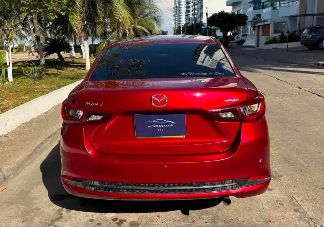 Mazda 2 Sedán rojo trasera