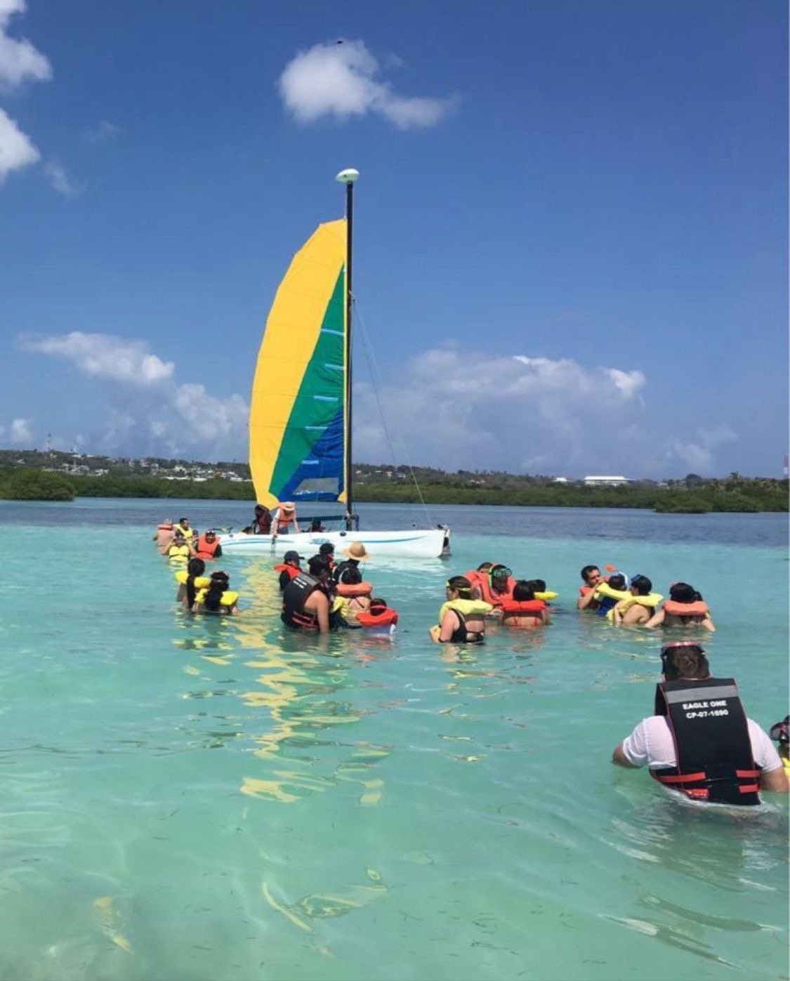 Snorkel en aguas cristalinas junto al velero