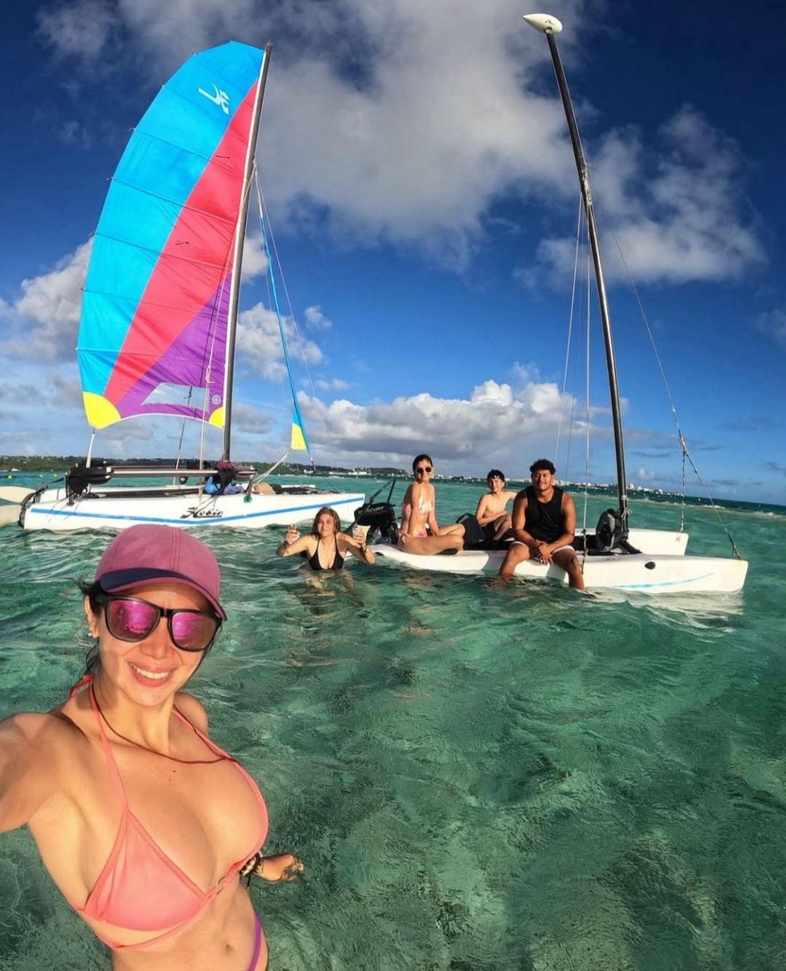 Grupo disfrutando de veleros en el mar de siete colores