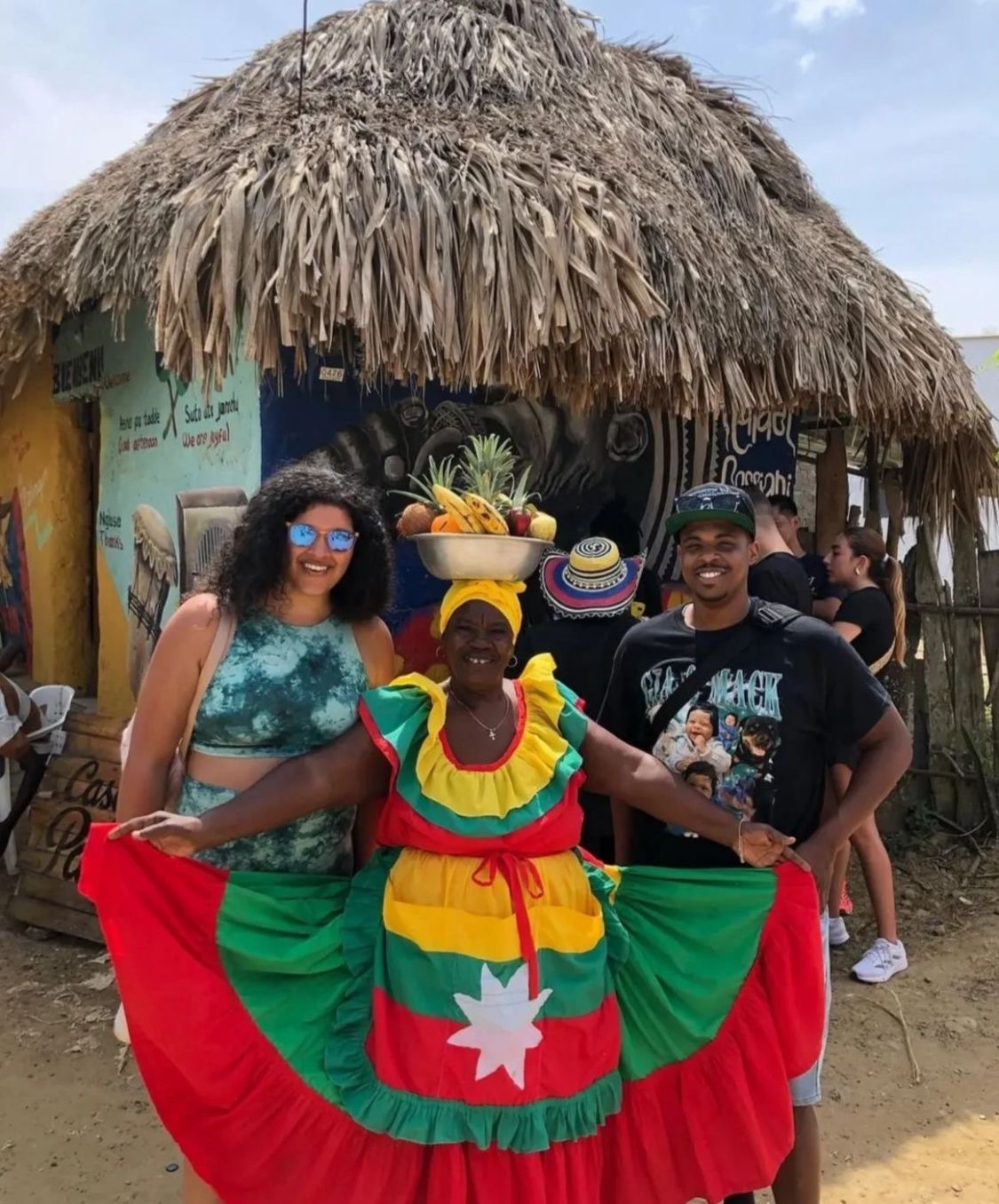 Palenquera con su tradicional vestido y ponchera de frutas