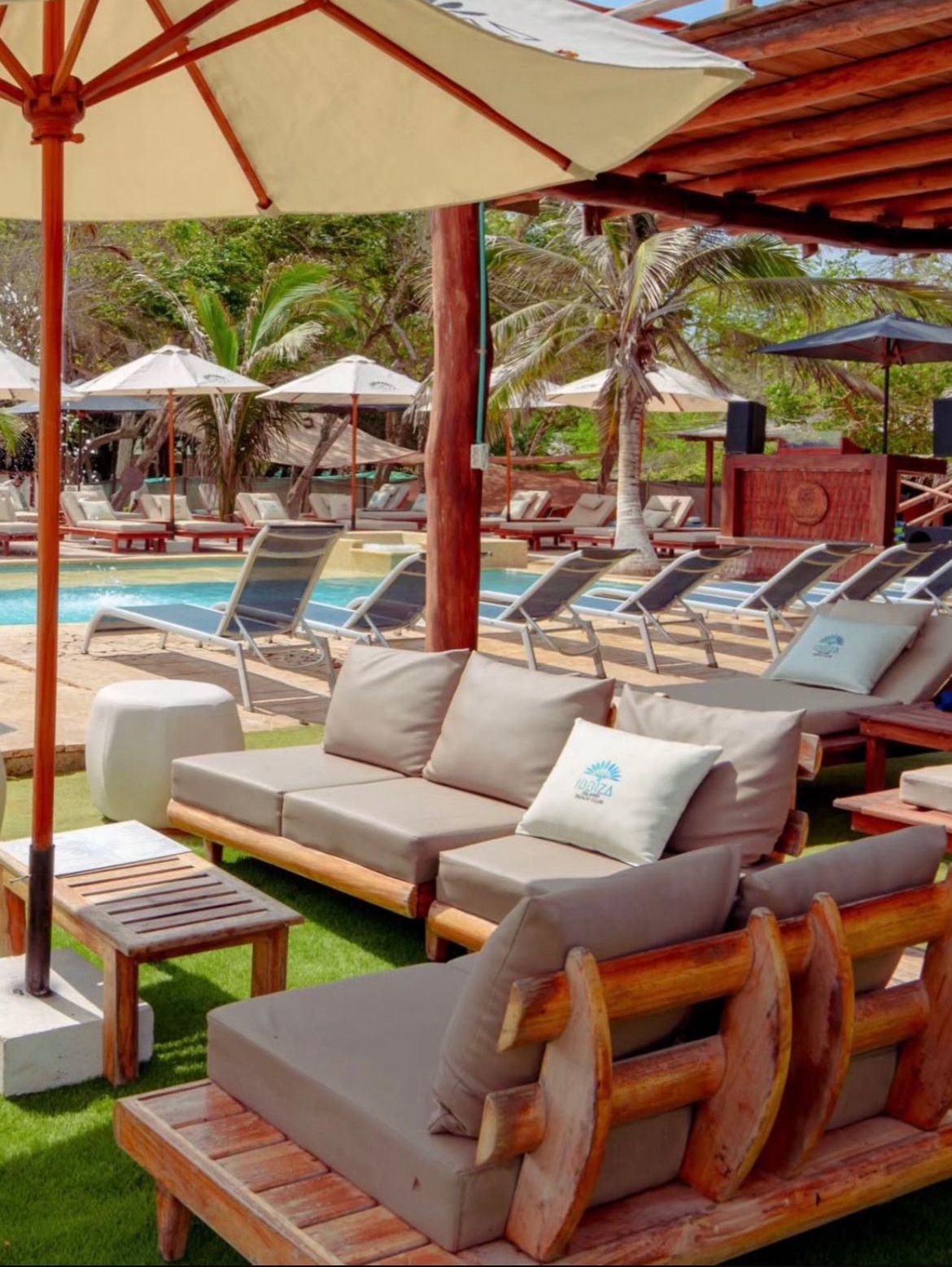 Piscina y salas frente al mar