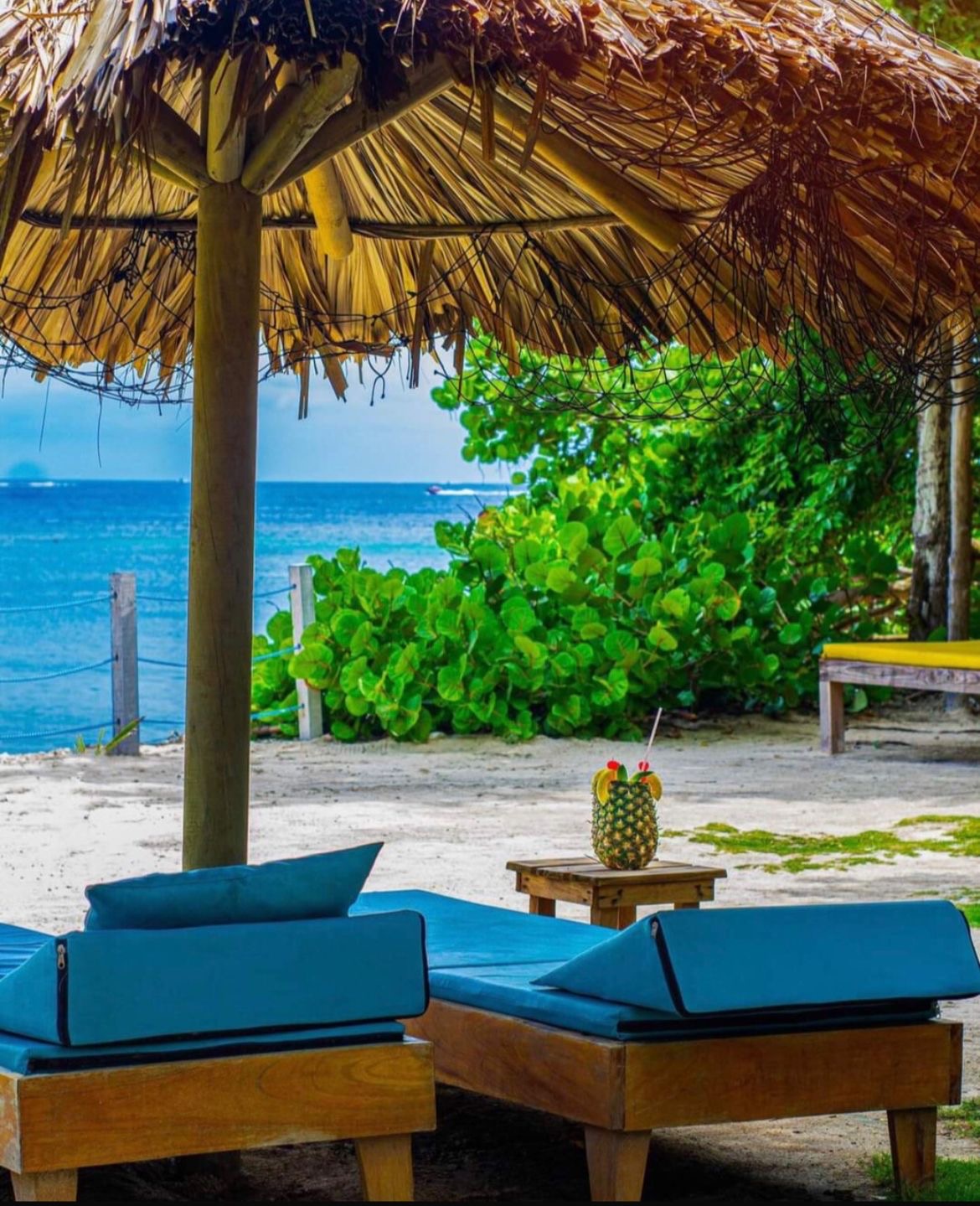 Kiosko de palma con vista al mar