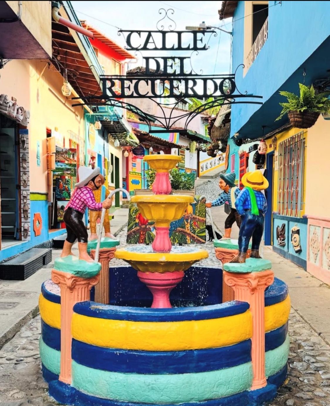 Calle del Recuerdo con fuente típica