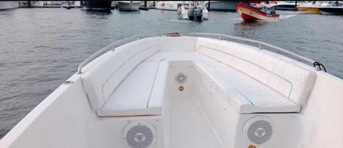 Proa del Bote Magia con asientos y sistema de sonido
