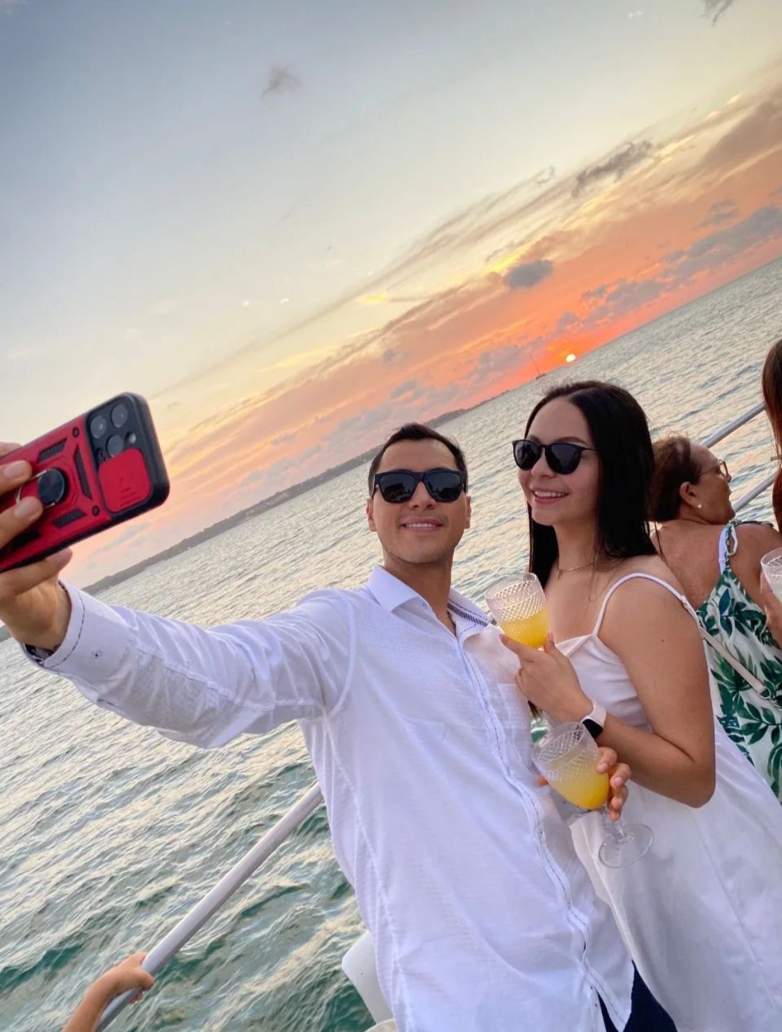 Pareja tomando selfie al atardecer en el Bequia