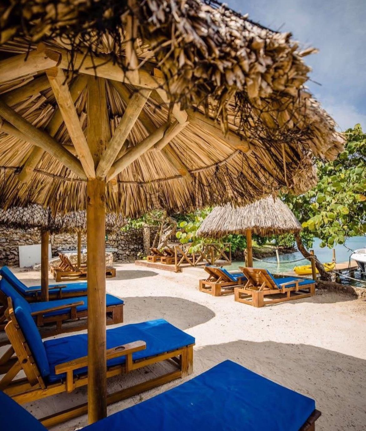 Camas balinesas bajo palapa